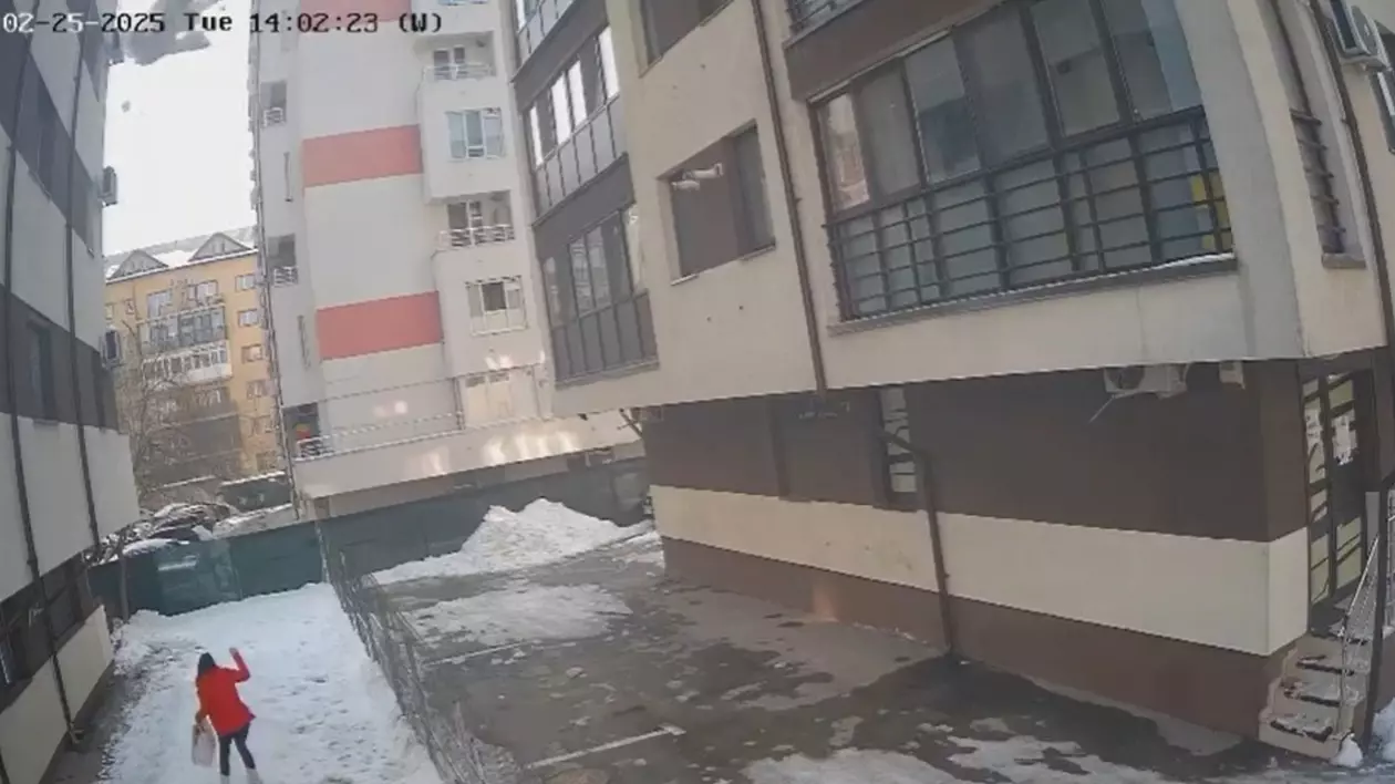 Femeia ucisă de o bucată de gheață desprinsă de pe un bloc, cu puțin timp înaintea tragediei. FOTO: Captură video
