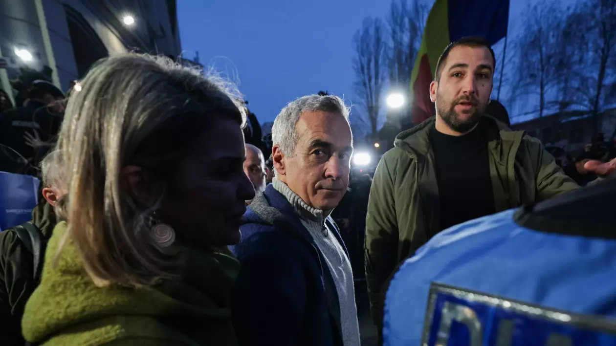 Călin Georgescu după ce a ieșit de la audieri de la Parchetul General, 26 februarie 2025.