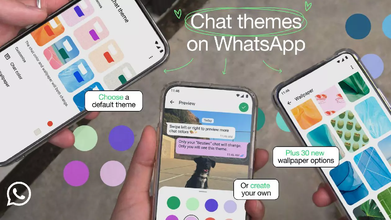 Mai multe telefoane deschise cu ecranele în modul de configurare al noilor teme disponibile pe aplicația WhatsApp.