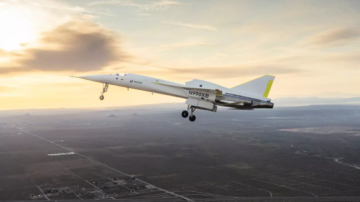 Avionul supersonic de test, XB-1, în timpul zbourlui, cu apusul soarelui pe fundal.