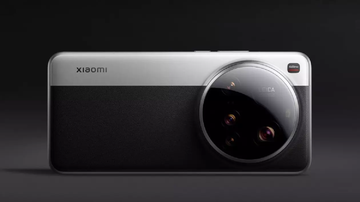 Un telefon Xiaomi 15 Ultra, de culoare gri cu negru, așezat în fața unui fundal gri închis.
