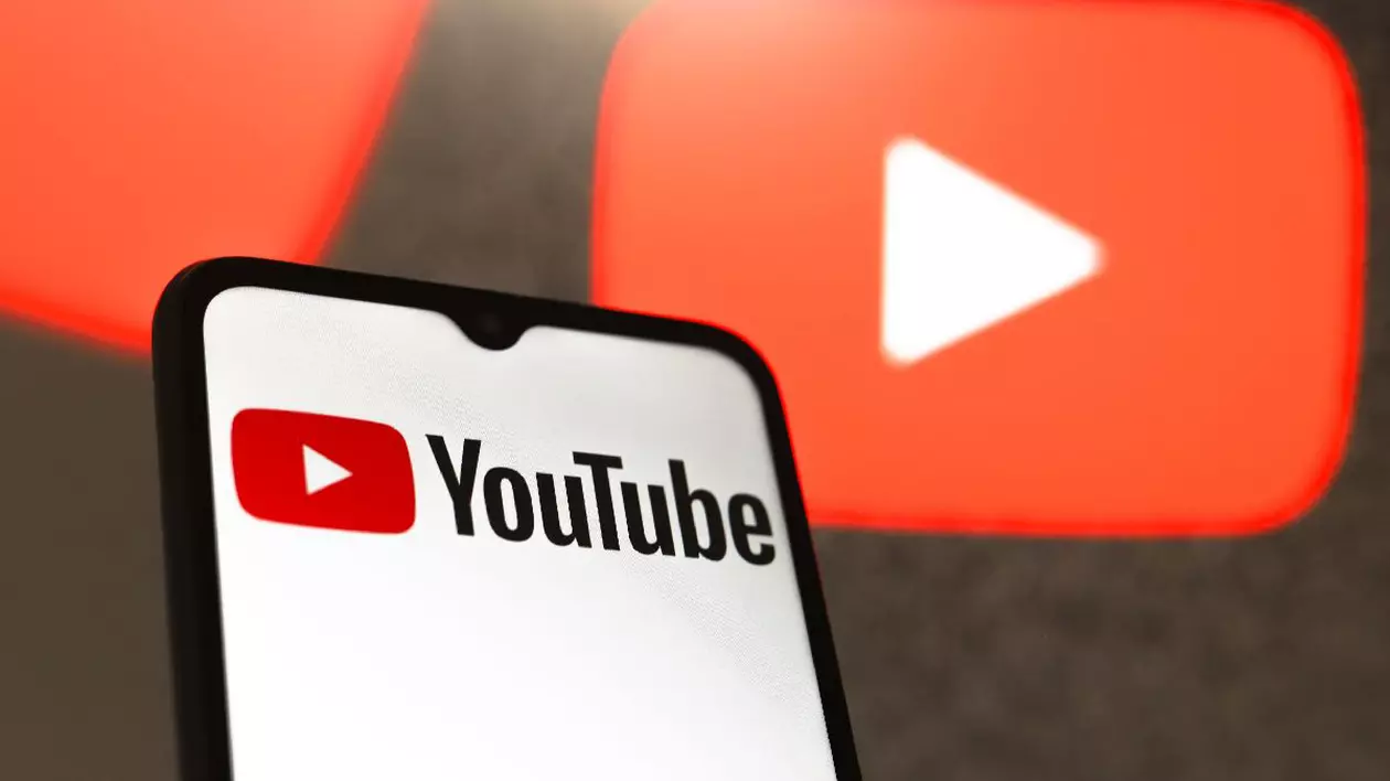 Logo-ul YouTube, afișat pe ecranul unui telefon.