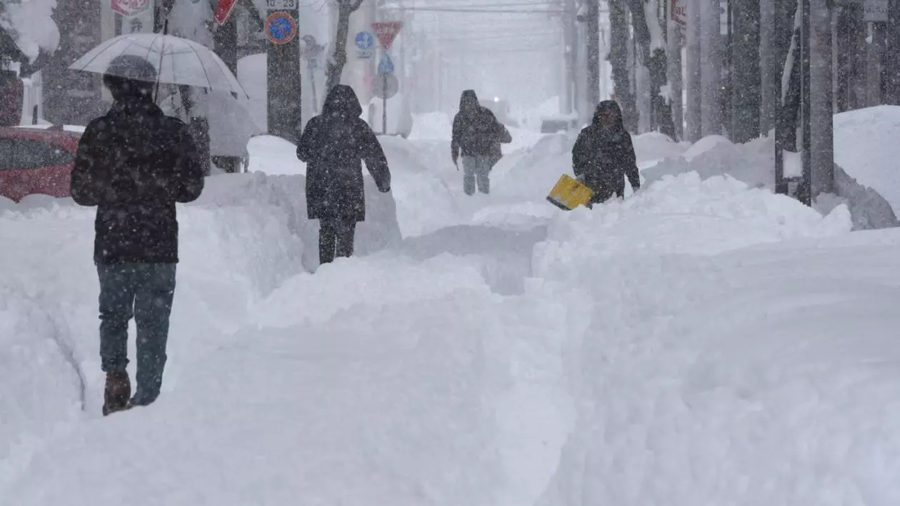 Zăpadă abundentă a lovit centrul orașului Obihiro, din Japonia, oamenii merg cu greu prin nămeți, iar stratul de omăt a atins 120 de cm, pe insula Hokkaido
