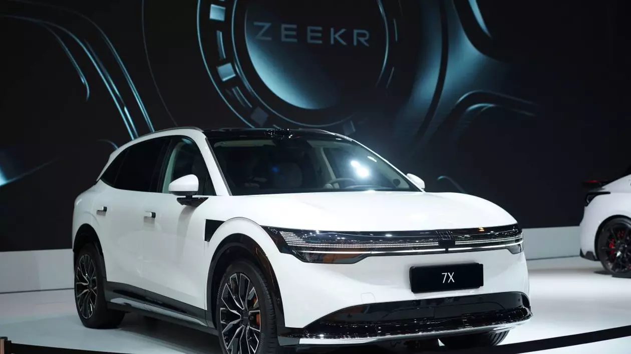 masina alba intr-un showroom pentru prezentare. model Zeekr 7X