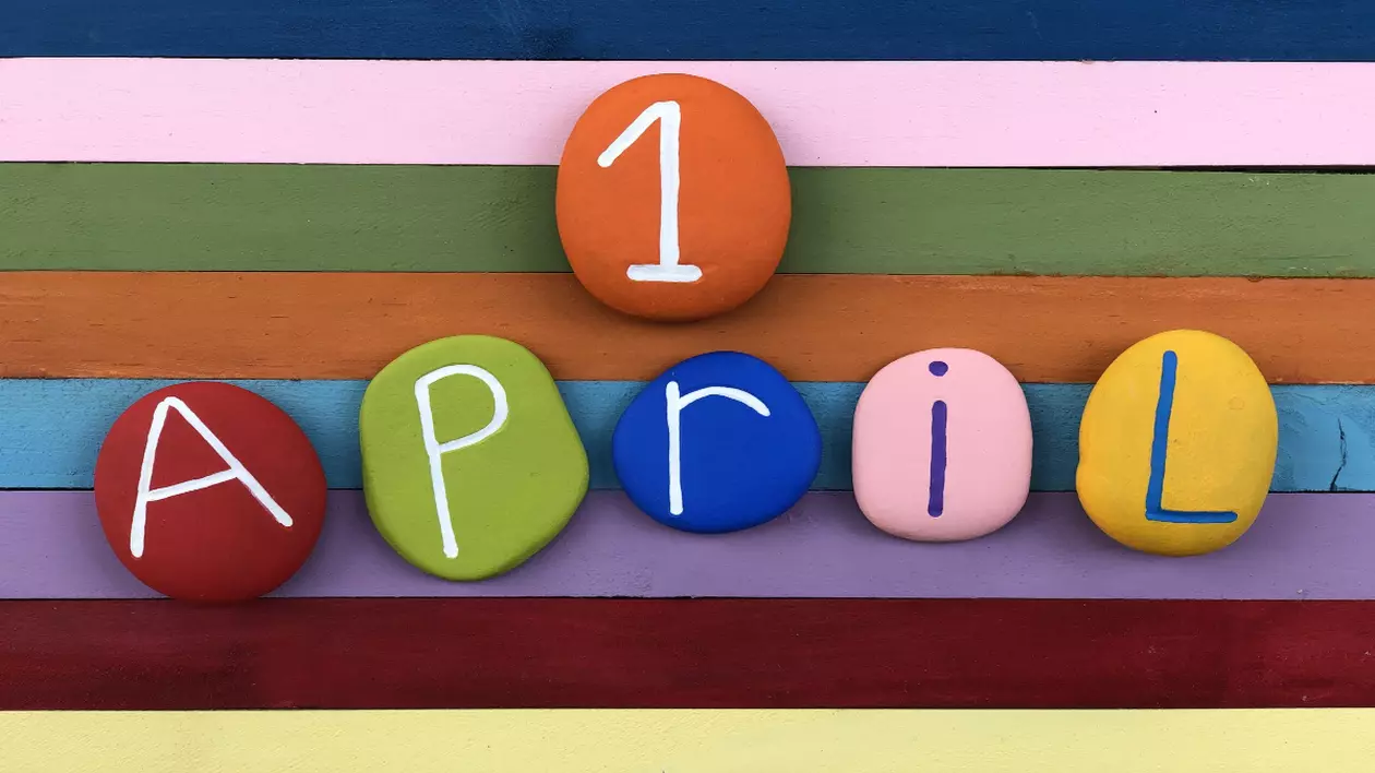 1 aprilie pe un fundal colorat