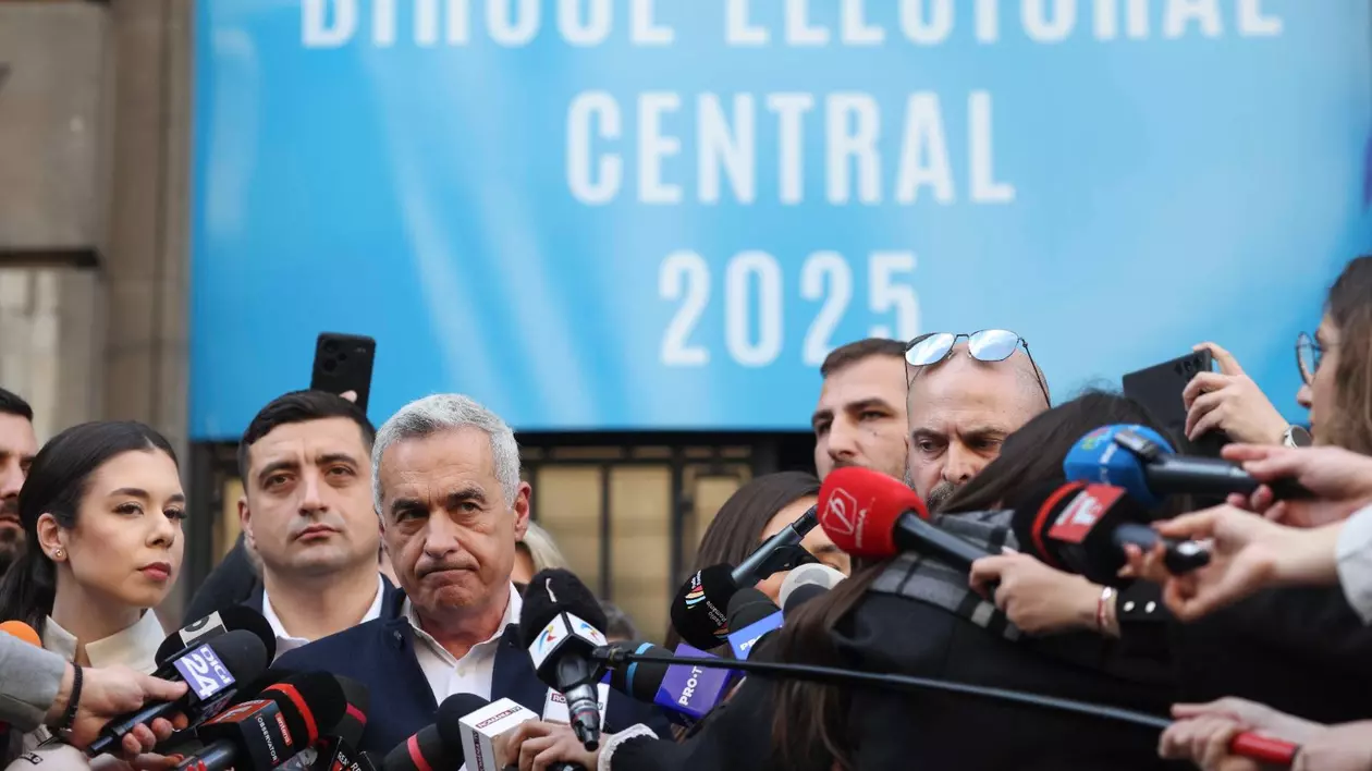 Mai mulți bărbați cu microfoane în fațâ, la sediul Biroului Electoral Central.
