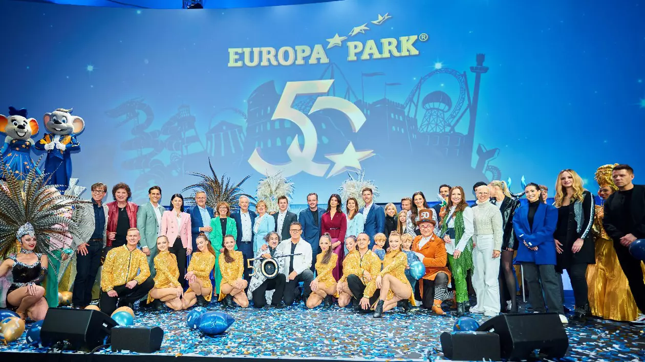 Familia Mack, fondatoarea Europa Park, alături de artiști, pe scenă, la conferința de presă