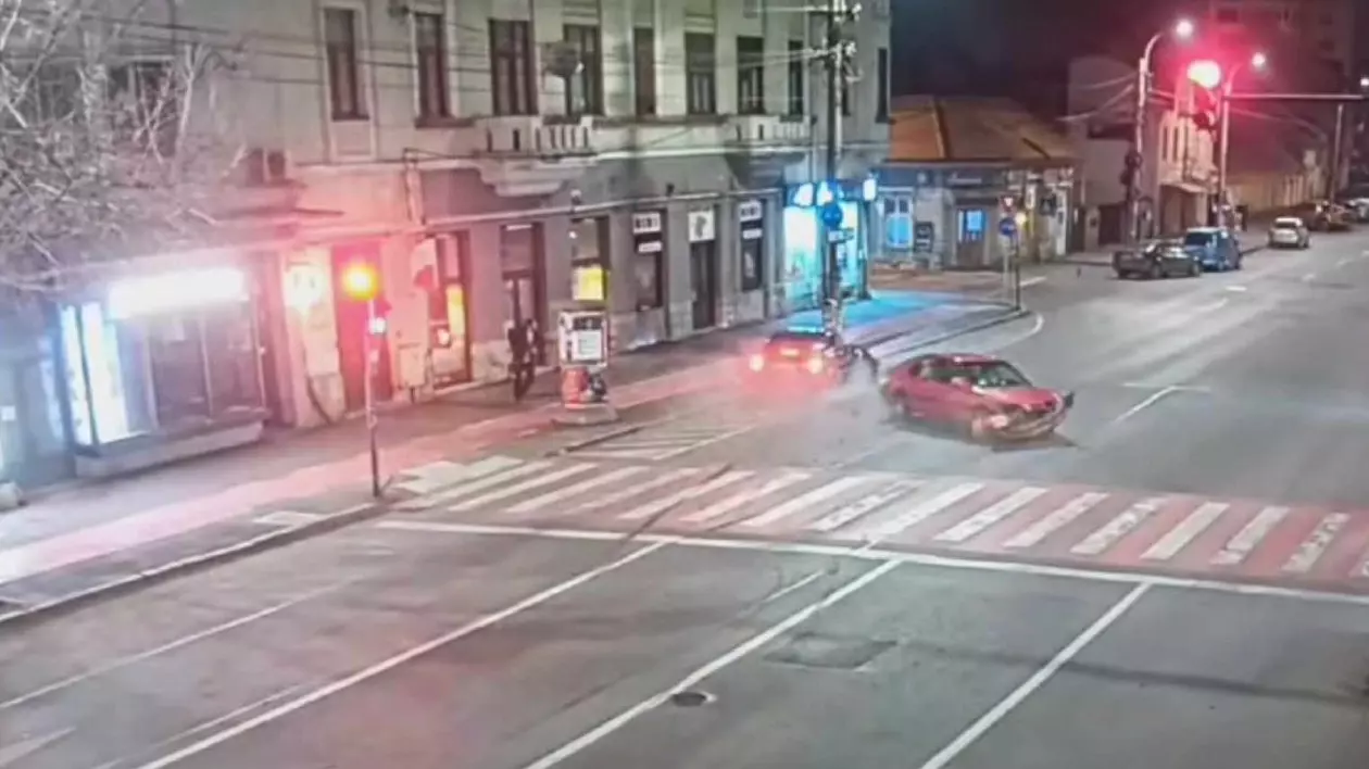 Accident in Cluj două mașini lovesc un stâlp noaptea, Foto: captură video