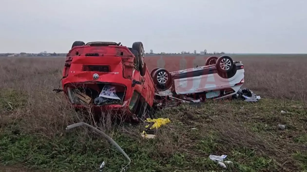 Accident cu doua mașini răsturnate, una albă și una roșie