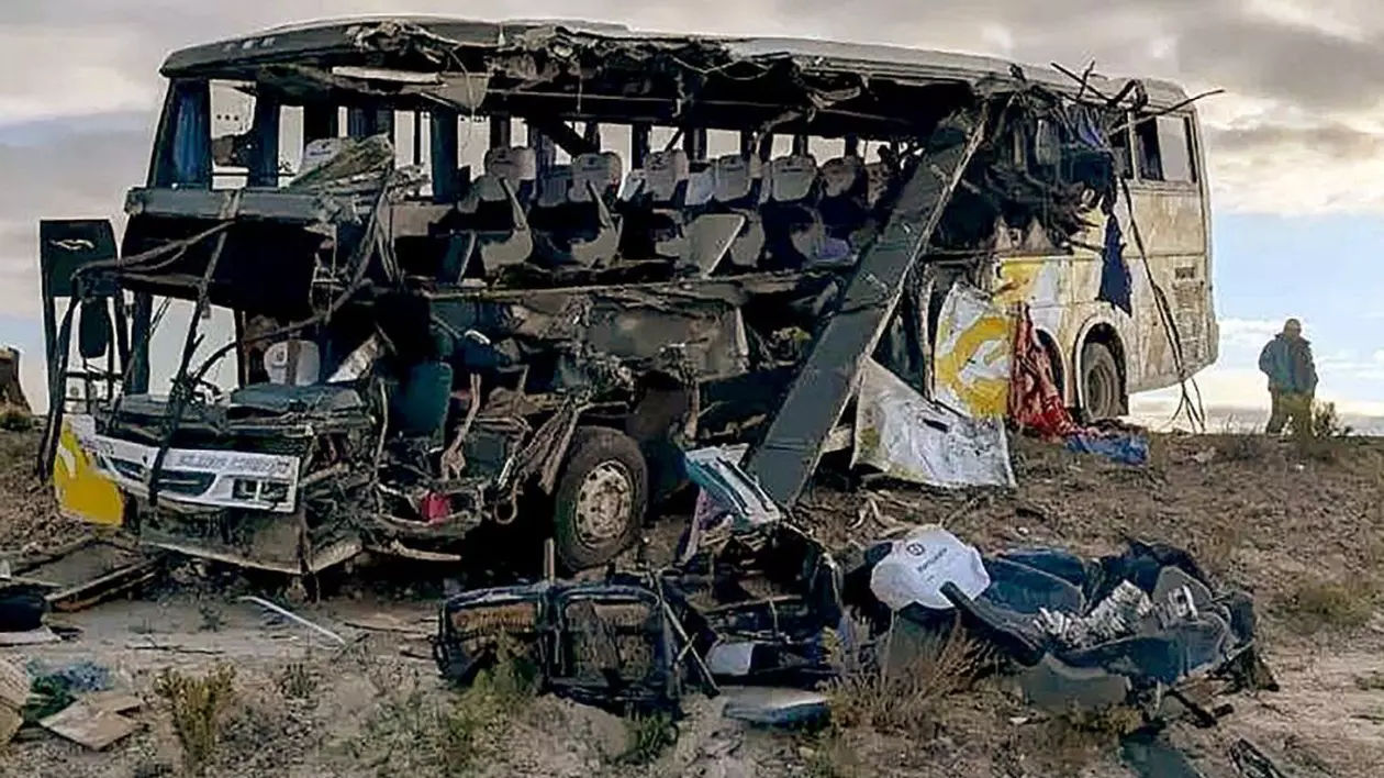 Unul din autobuzele implicat în accidentdul din Bolivia, cu scaune căzute pe jos și fără partea dreaptă a vehicului, 2 martie 2025