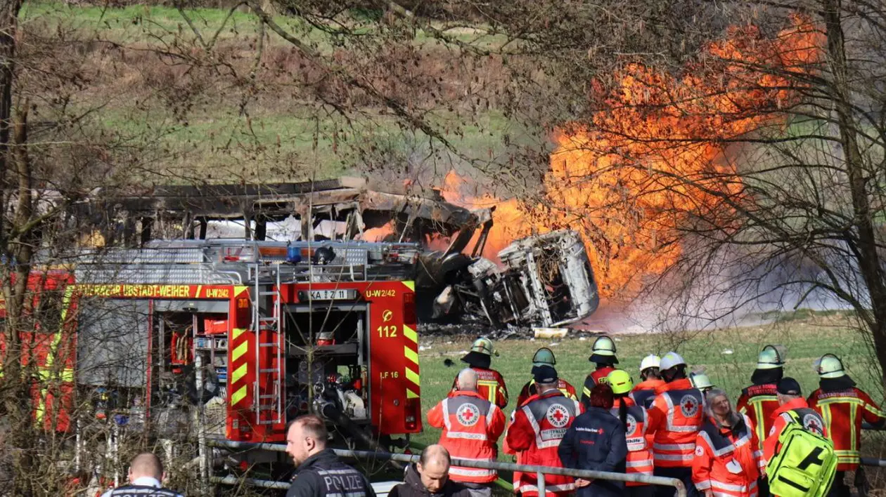 tramvai in flăcări după un accident feroviar devastator în Germania, 11 martie 2025