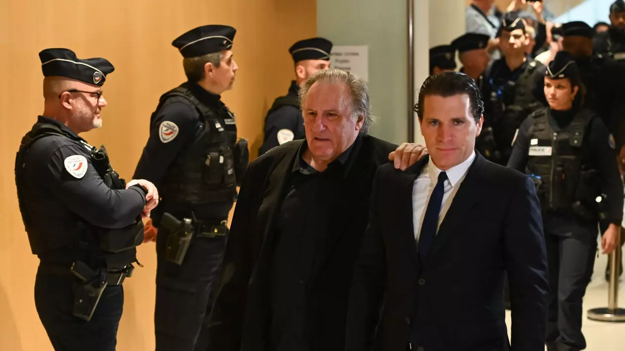 Actorul francez Gerard Depardieu în a doua zi a procesului său pentru agresiune sexuală la Tribunalul din Paris. FOTO: Hepta.