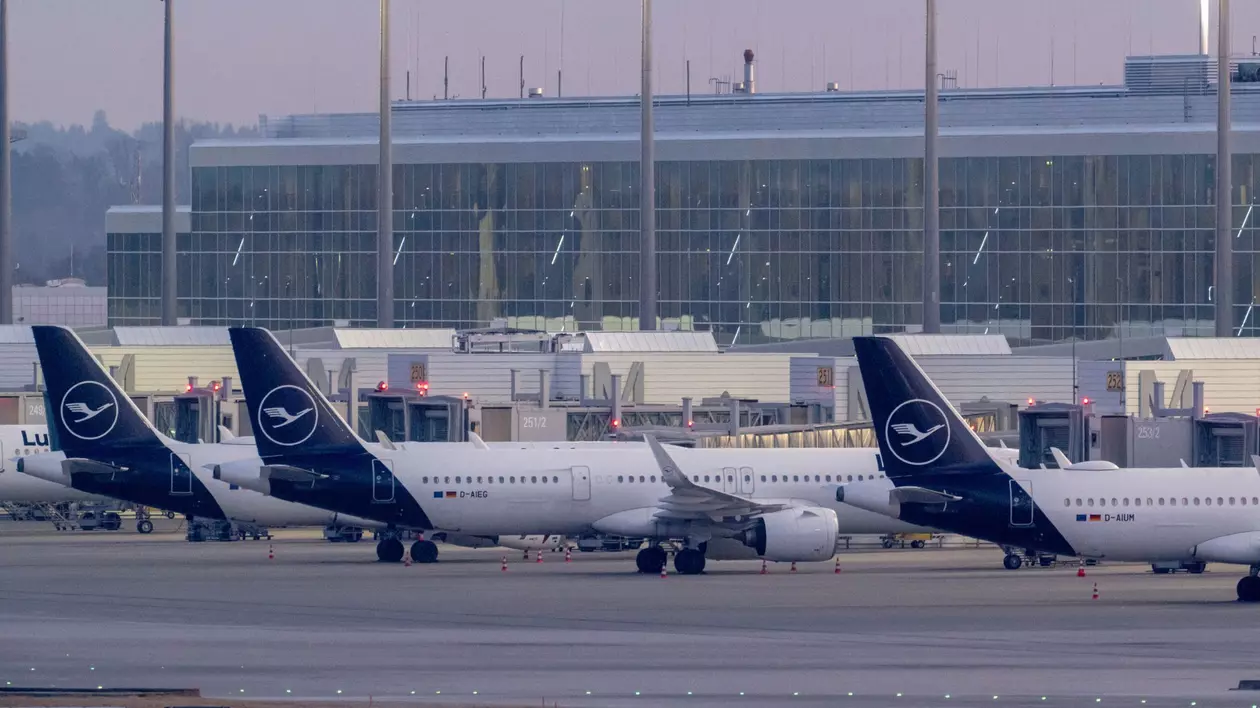 Avioane ale companiei Lufthansa surprinse pe pista aeroportului din Munchen