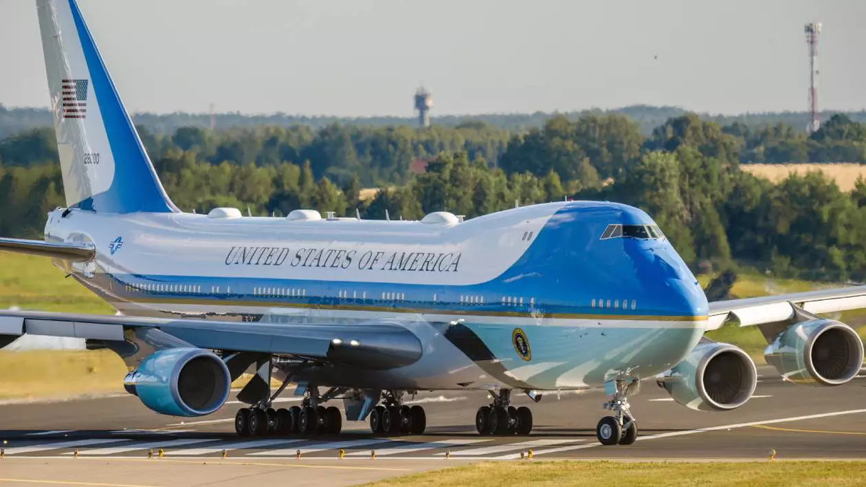 aeronava air force one boeing 747 in culori albastru inchis si albastru deschis