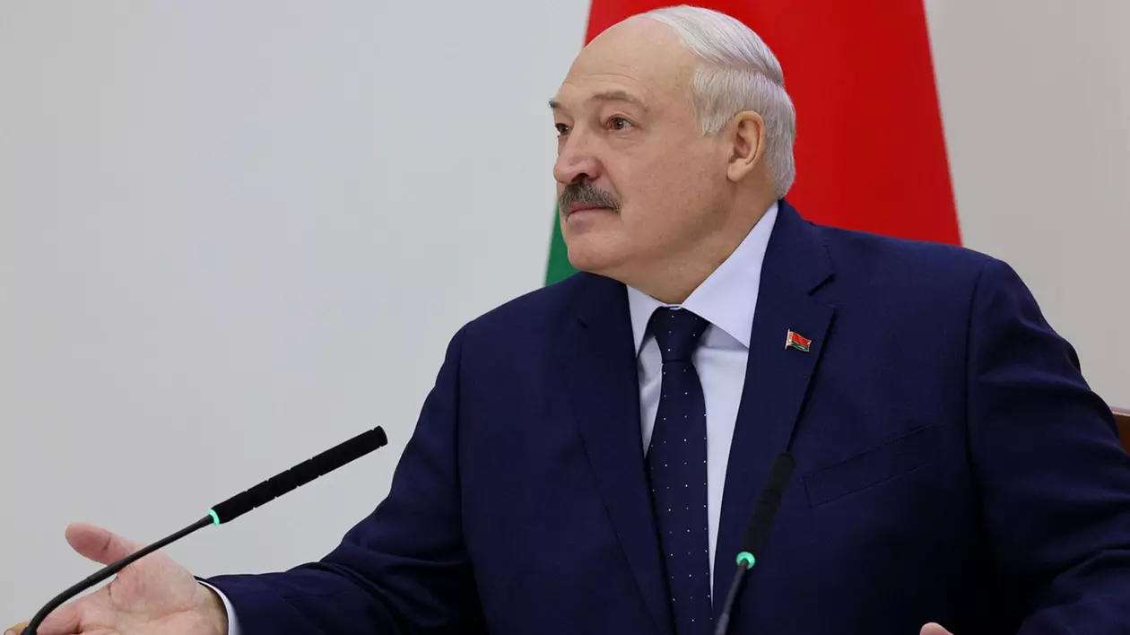 Aleksandr Lukașenko surprins în timp ce vorbește la microfon în cadrul unei conferințe de presă.
