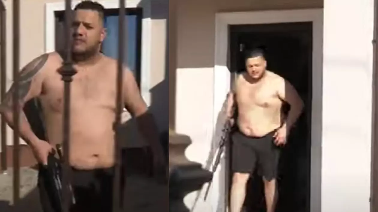 un bărbat pe jumătate dezbrăvcat cu o armă de jucărie în mână