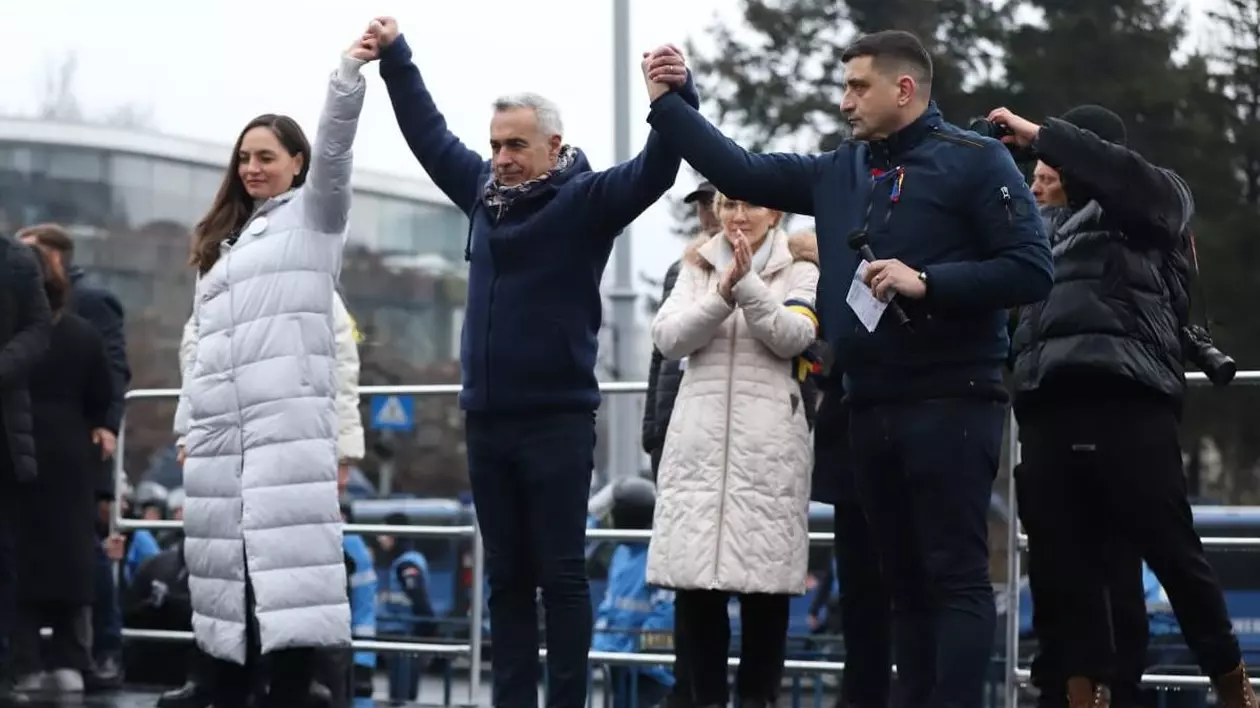 Anamaria Gavrilă (stânga), Călin Georgescu (în mijloc) și George Simion (dreapta) surprinși pe o scenă