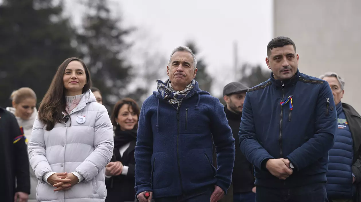Anamaria Gavrila (S), presedinta a Partidului Oamenilor Tineri (POT), Calin Georgescu (C) si George Simion (D), resedintele AUR, participa la un protest organizat de Alianta pentru Unirea Romanilor (AUR)