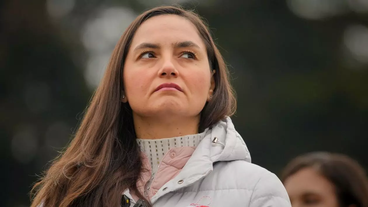 Anamaria Gavrilă, președintele Partidului Oamenilor Tineri (POT), îmbrăcată cu o geacă de culoare deschisă și un pulover