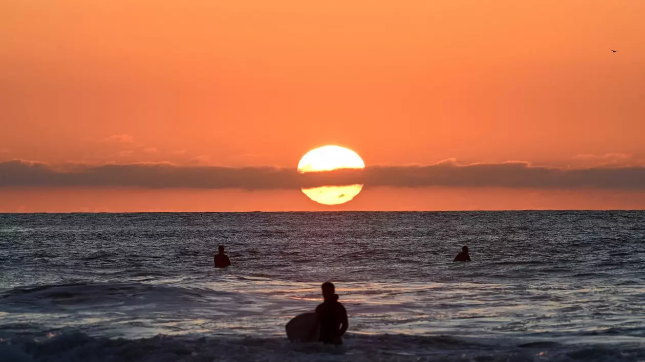 Apusul, văzut de pe o plajă din California Foto: Profimedia