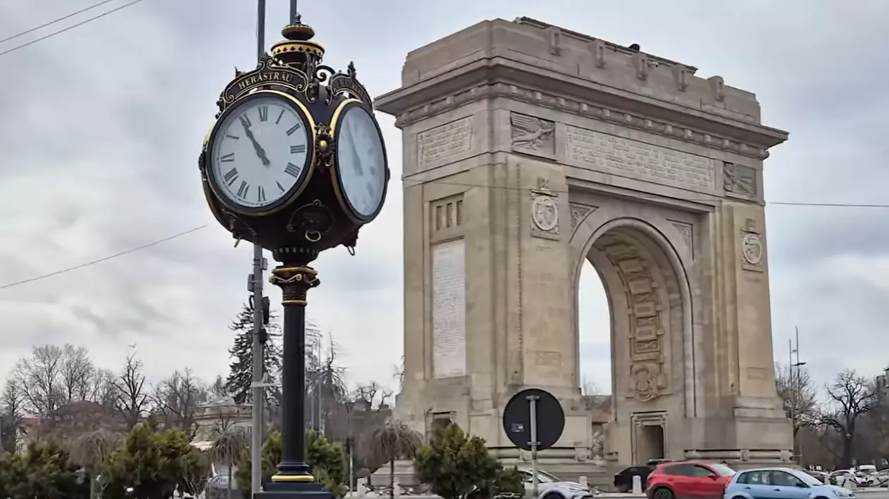 Arcul de Triumf, mașini în mers și un ceas