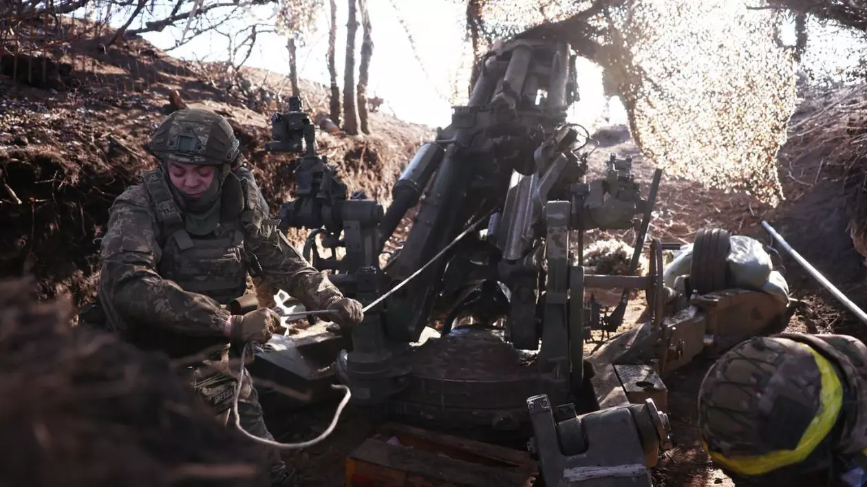 Artileriști ucraineni din Brigada 148 Artilerie Separată Zhytomyr operează lângă un obuzier american M777 pe o poziție de luptă în direcția Kurakhove, regiunea Donețk, 8 februarie 2025