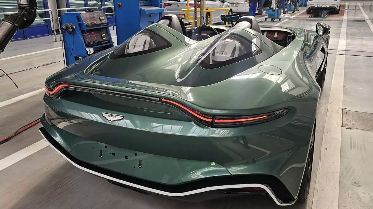 Aston Martin Speedster V12, de culoare verde-oliv, în sediul Registrului Auto Român