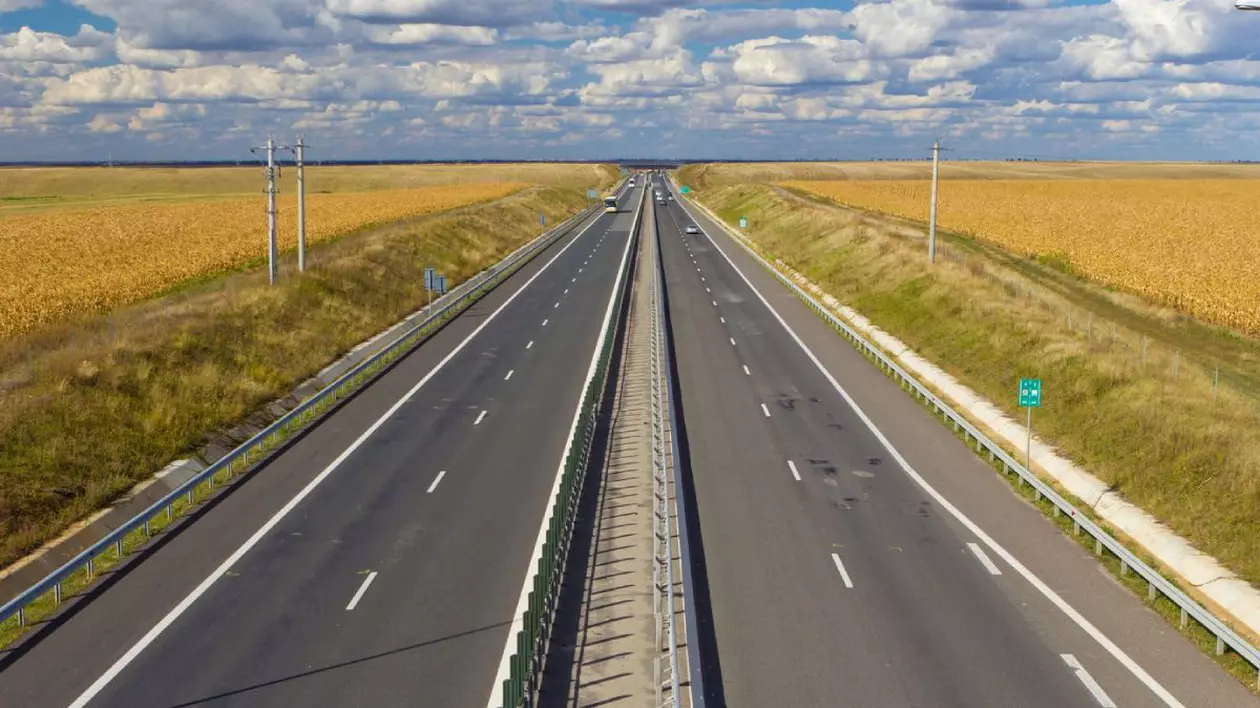 Autostradă și cerul albastru cu nori albi din România