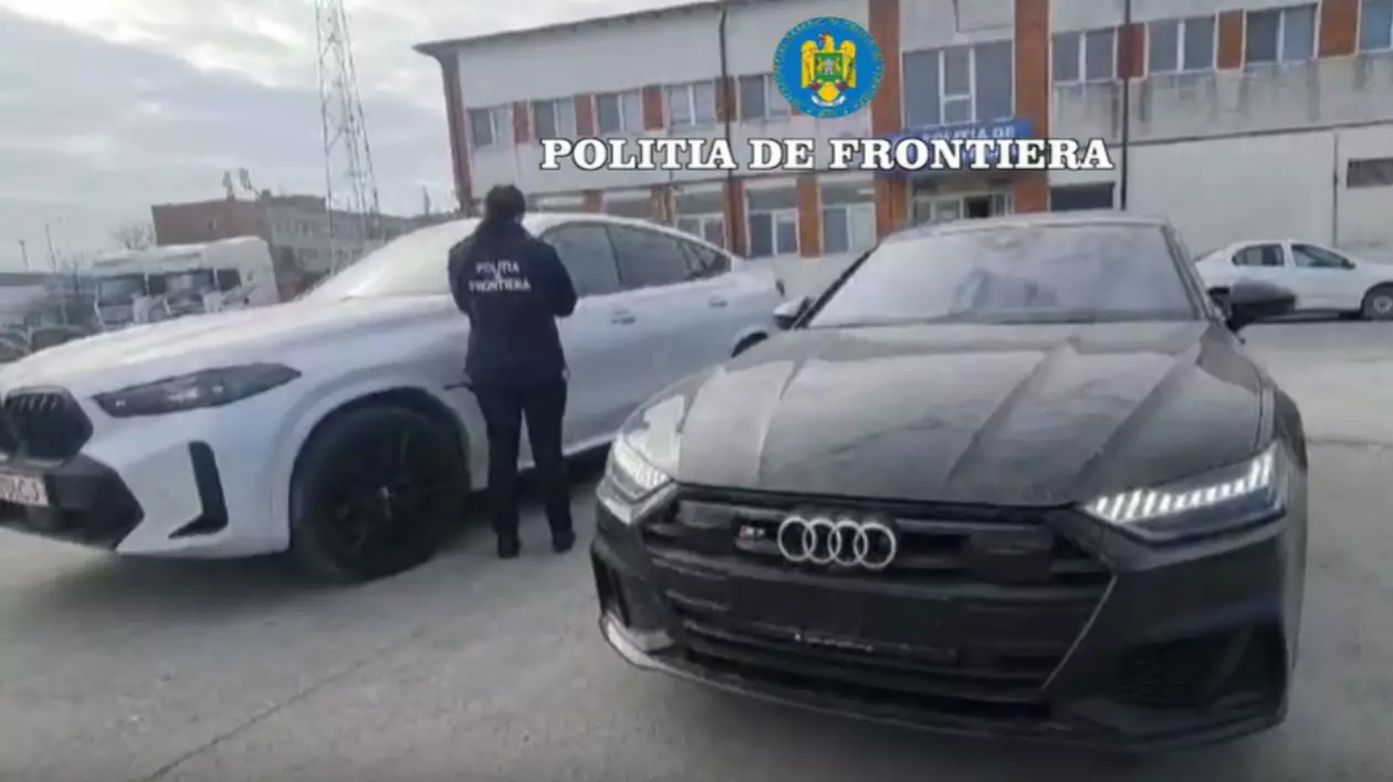 În partea stângă este o mașină albă, iar în partea dreaptă o mașină neagră. În mijlocul acestora se află o femeie îmbrăcată în uniformă