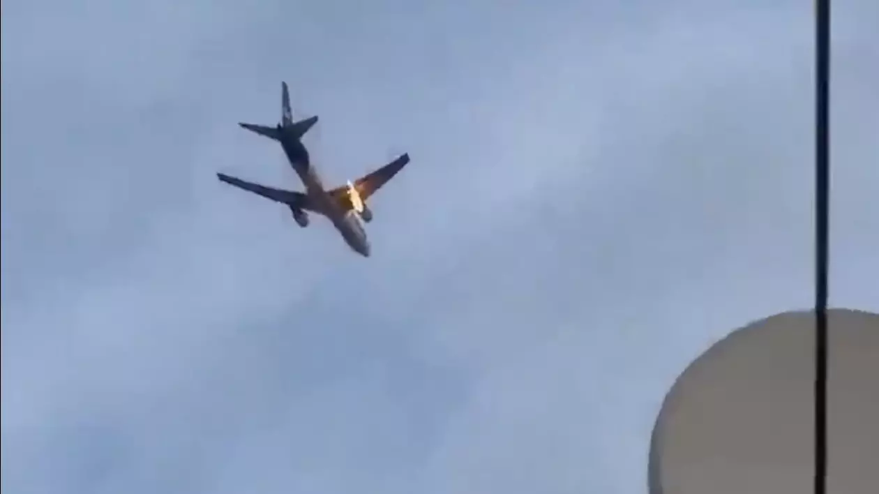Avion cargo cu motorul în flăcări aterizează de urgență Captură X