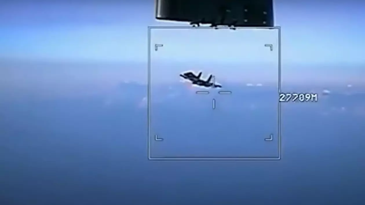 Momentul în care un avion de vânătoare rusesc Su-35 face manevre periculoase lângă o dronă franceză