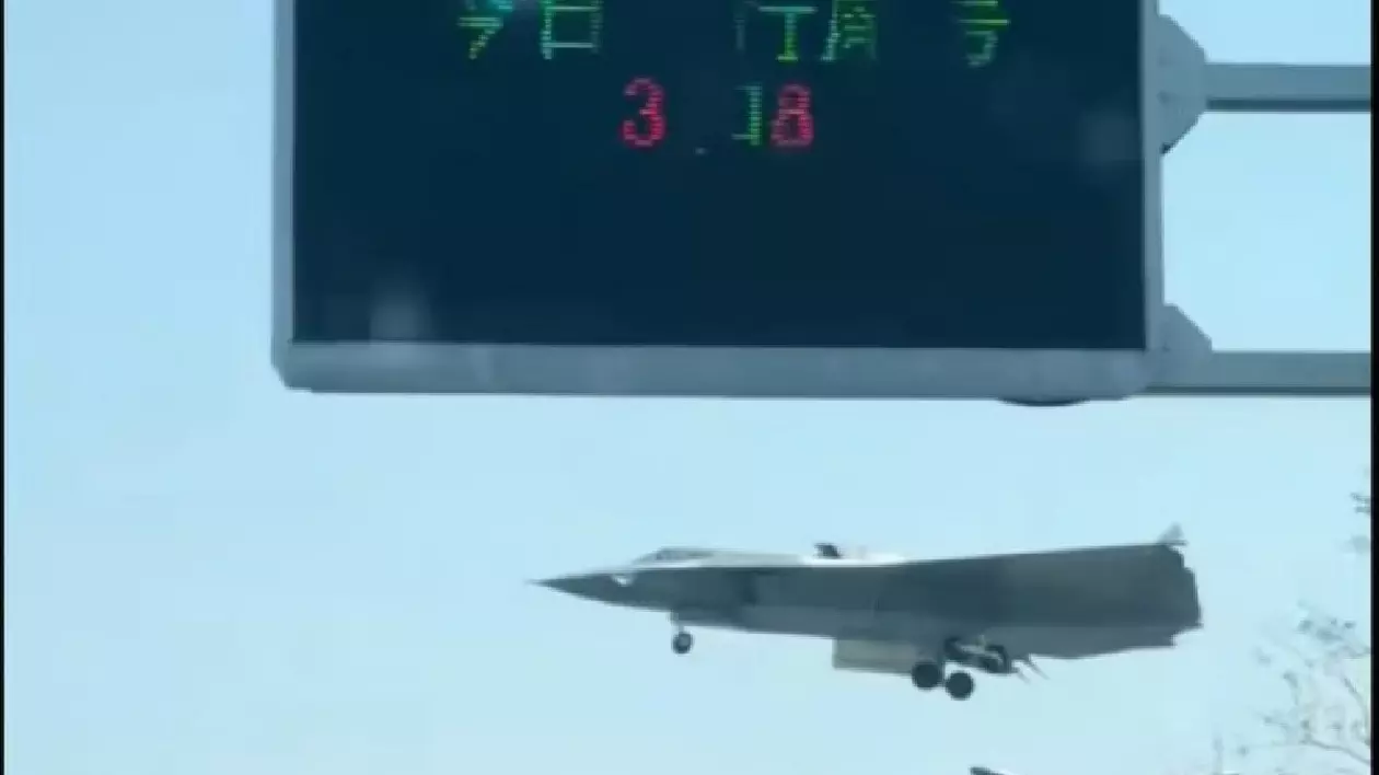 avion stealth china j36 zburand deasupra unei autostrazi