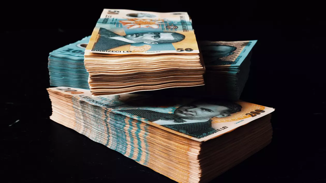 Teancuri de bani - bancnote de 50, 100 și 200 de lei