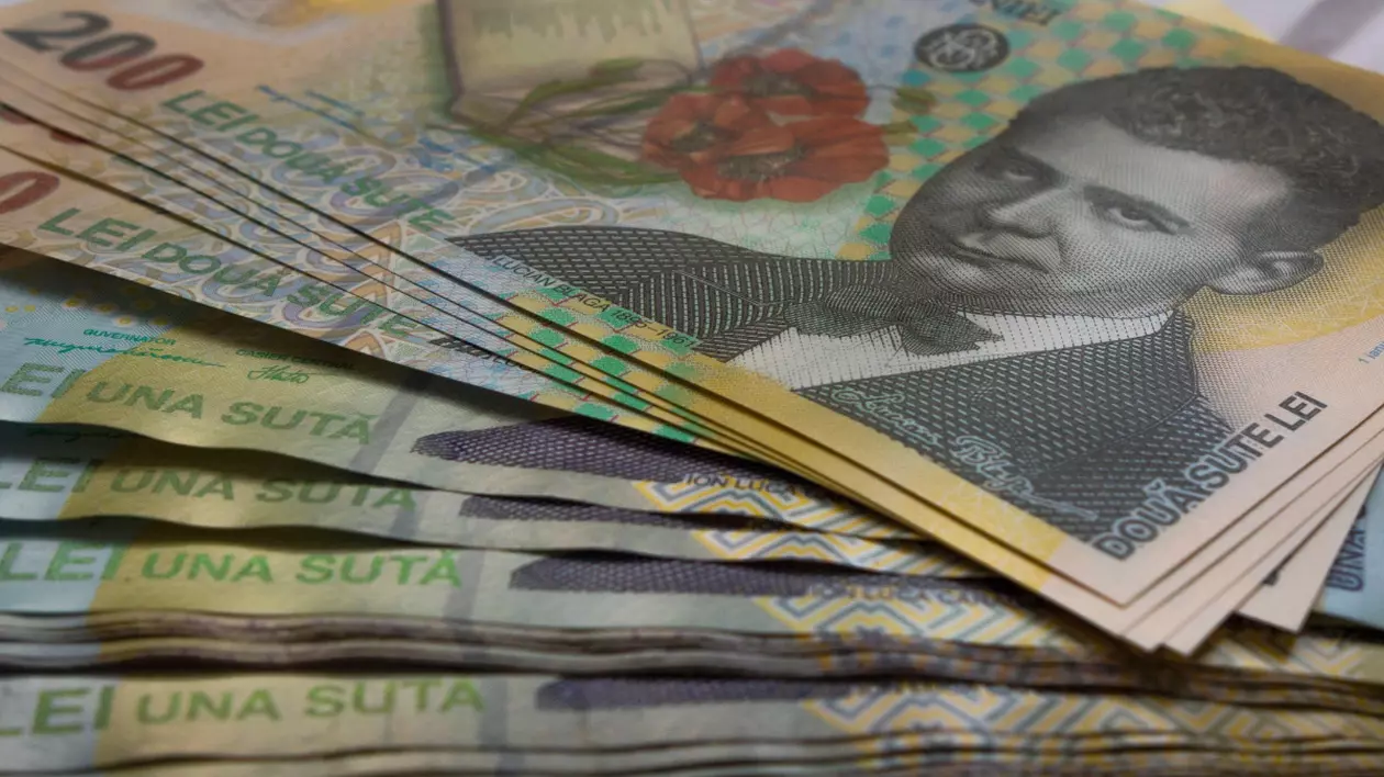 Bani puși unii peste alții. Bancnote de 100 si de 200