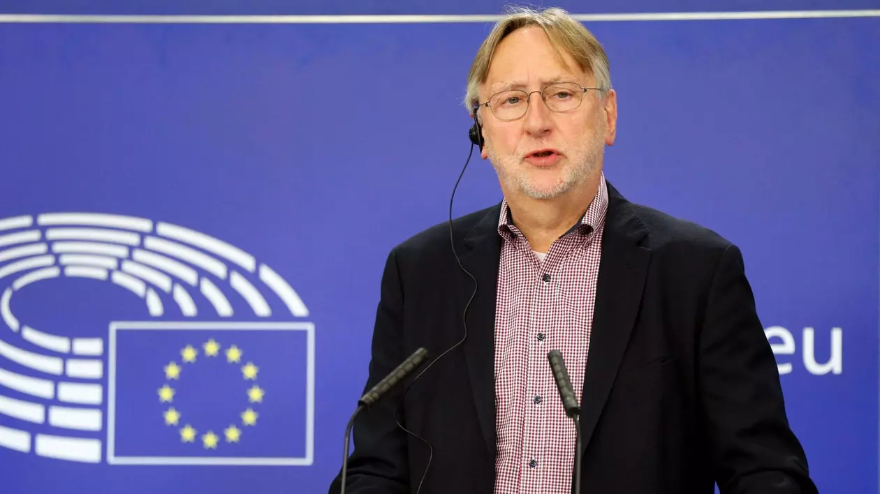Bernd Lange surprins în timp ce vorbește în cadrul unei conferințe de presă