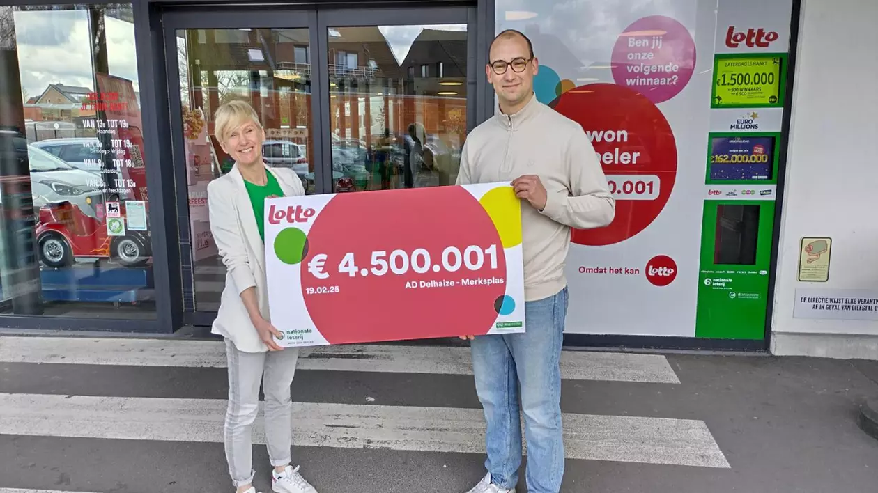 o femeie si un bărbat cu un cec câștigător la loto