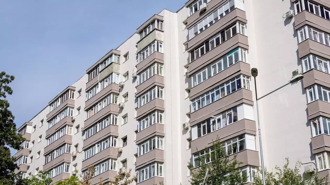 Un bloc vechi din București, renovat, cu geamuri termopane și balcoane închise. Foto: Shutterstock