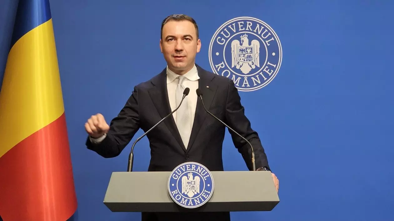 Ministrul Economiei și Digitalizării, Bogdan Ivan, vorbește de la pupitrul Guvernului