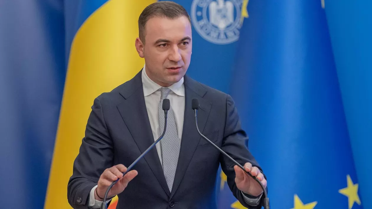 Ministrul Economiei și Digitalizării, Bogdan Ivan, vorbește de la pupitrul Guvernului