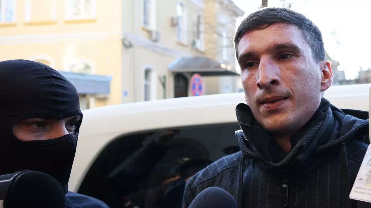 Bogdan Peșchir este escortat de către polițiști în sediul IGPR din București. Foto: Inquam Photos / George Călin