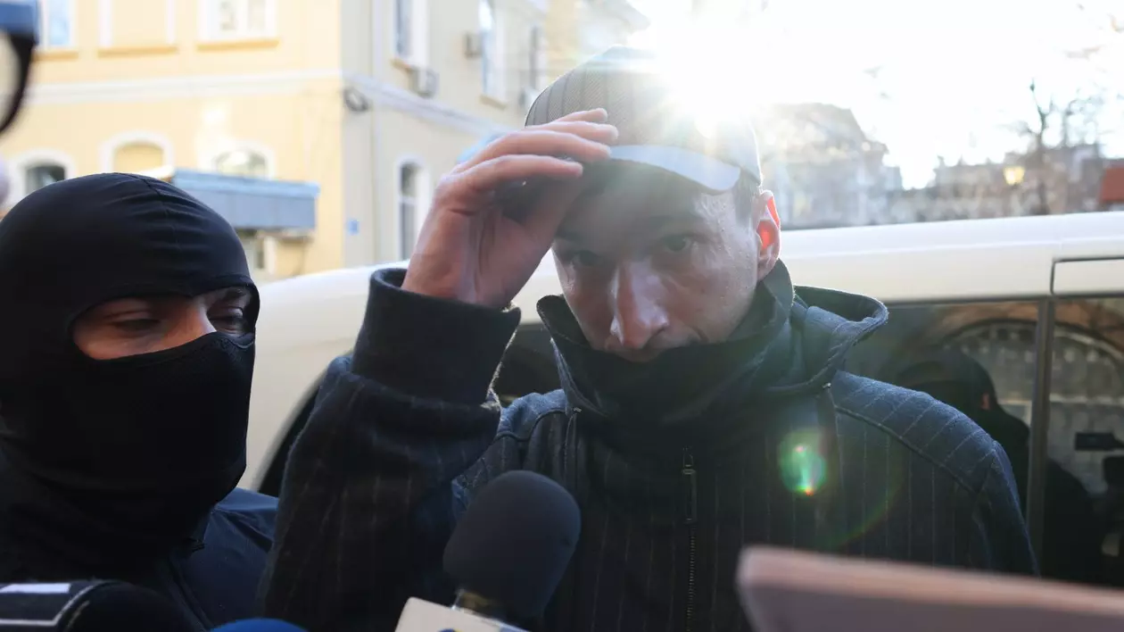 Bogdan Peșchir este escortat de către polițiști în sediul IGPR din București