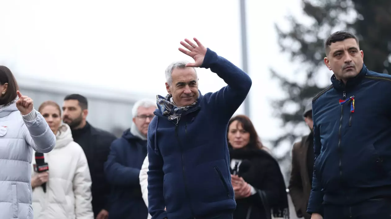 Călin Georgescu, la mitingul din 1 martie 2025, alături de George Simion, liderul AUR.