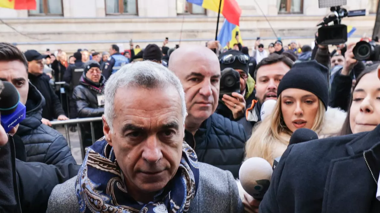 Călin Georgescu, înconjurat de susținători, în fața Judecătoriei Sector 1