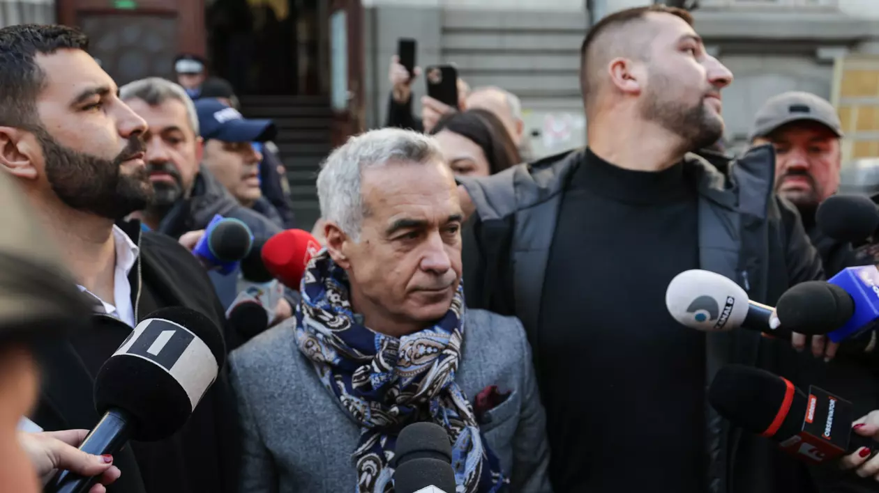 Călin Georgescu pleacă de la Judecătoria Sectorului 1, înconjurat de mulțime, cu mai multe microfoane în față