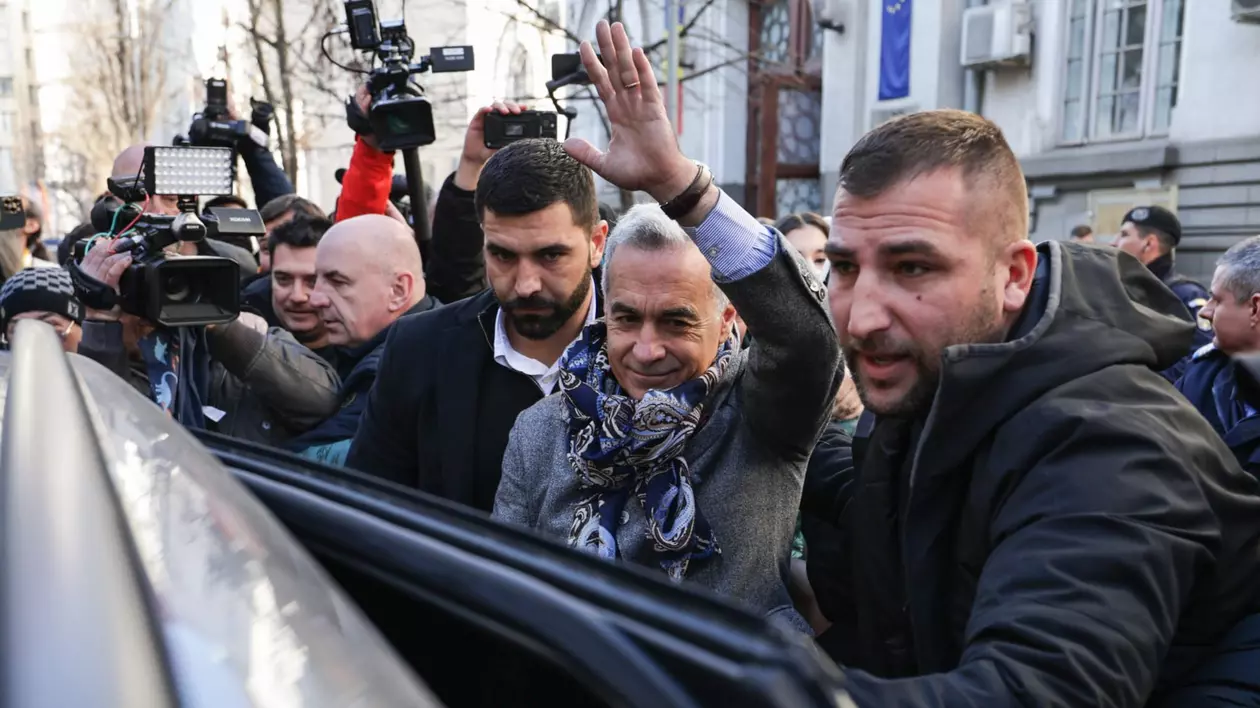 Călin Georgescu pleacă de la Judecătoria Sectorului 1. El își salută susținătorii, 5 martie 2025