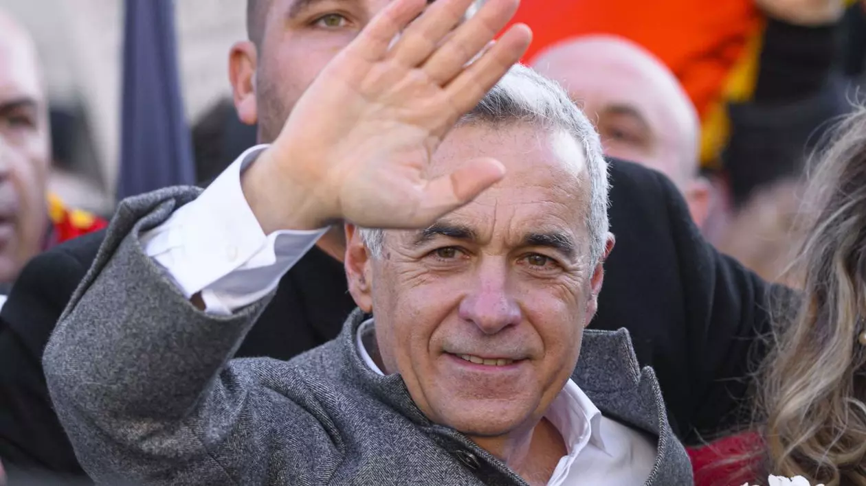 Călin Georgescu la un miting, la cererea fostului candidat prezidential pro-rus, vineri, 24 ianuarie 2025, în Parcul Tineretului din București.