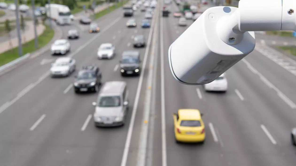 camera video in prim plan care urmareste traficul de masini pe dublu sens cu mai multe benzi pe sens