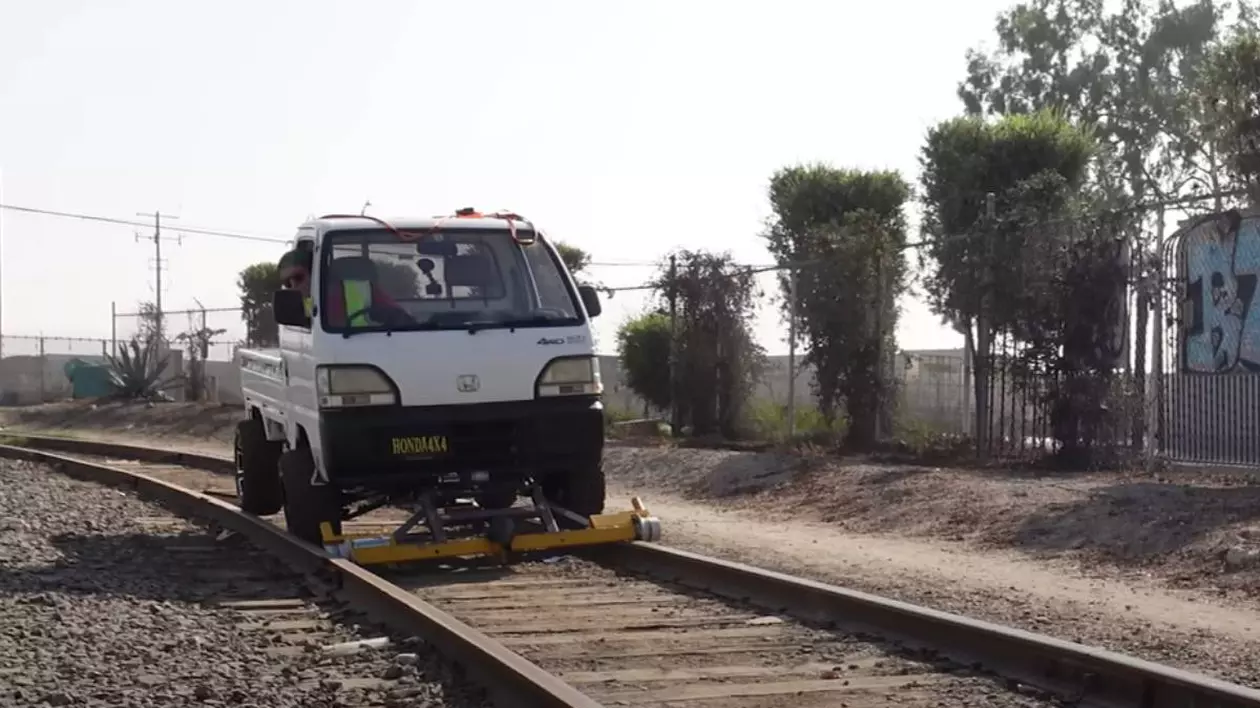 dubita alba pe o sina de tren dezafectata din sua