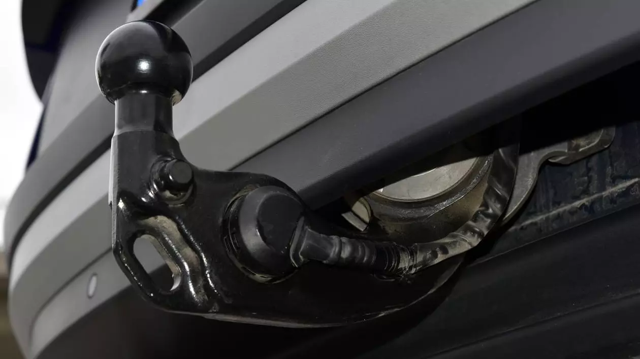 carlig auto pentru tractare, montat in spatele unei masini
