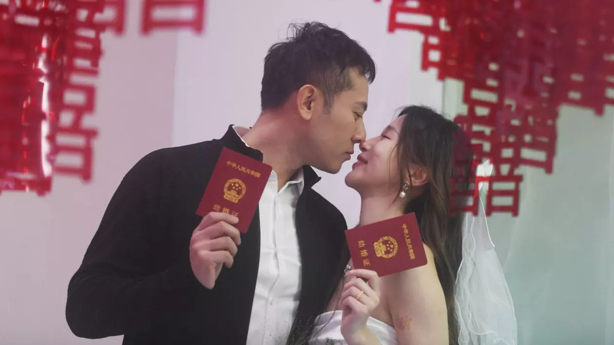 Un cuplu pozează pentru fotografii la biroul de înregistrare a căsătoriilor din districtul Xiaoshan din Hangzhou, capitala provinciei Zhejiang din China de Est, 14 februarie 2025.
